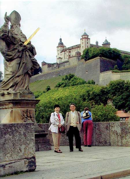 ザウツブルグの城を背景に主人と