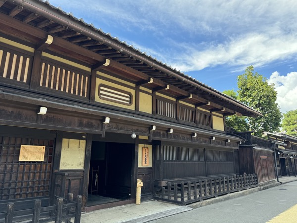 歴史的建造物が建ち並ぶ！飛騨高山の街並みを散策