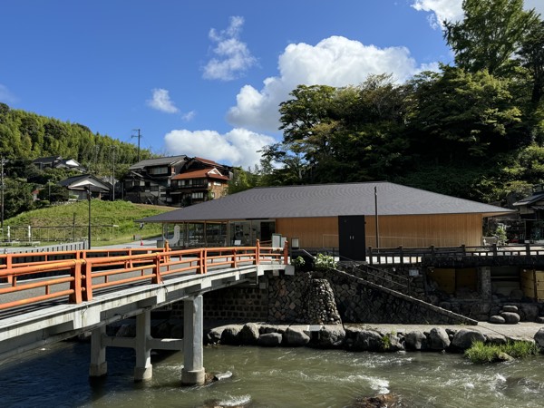 音信川の川辺を散策し、温泉街全体を楽しむ「界 長門」