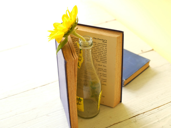 本で花瓶を挟んで飾る方法