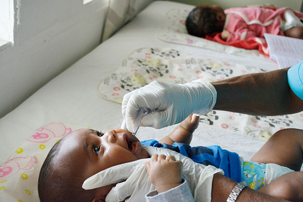 バヌアツでポリオワクチン接種を受ける子どもたちの様子