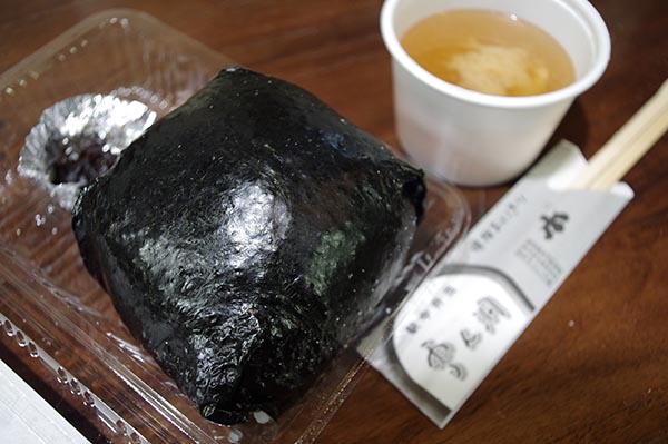 ぽんしゅ館・雪ん洞の爆弾おにぎり。お味噌汁はサービスで付く