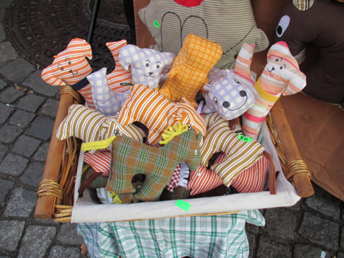プラハの住宅街で売られているハンドメイドの人形2
