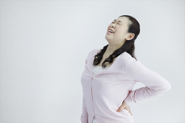 背中が痛い原因はストレス ストレッチで改善できる ハルメク美と健康