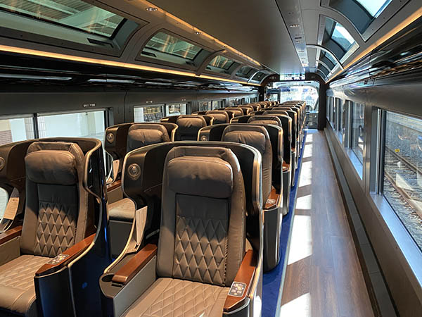 1号車のプレミアムグリーン車は1＋1列のゆったりした座席