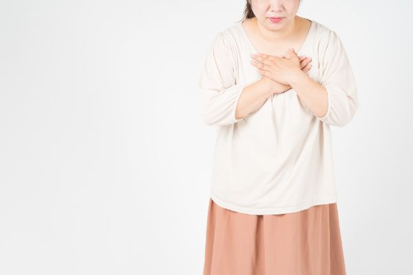 更年期女性に多い胸の痛みはなぜ起こる？