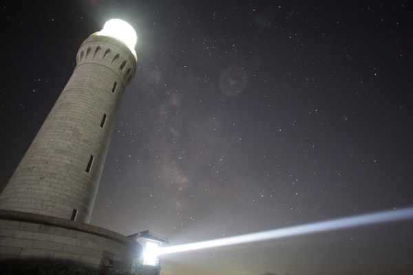 角島の夜を見守る灯台の光に感動