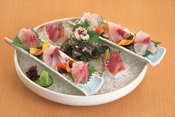 人気の「さざえ入り おまかせ地魚 九種盛」。いろいろな食感が楽しめます！ー赤沢日帰り温泉館