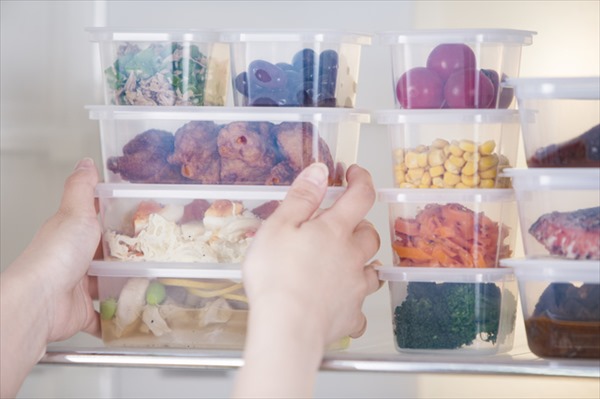 冷蔵庫片付けのコツ：保存容器は重ねやすい形状を選ぶ