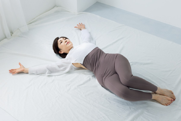 夜1：寝る前に体を動かし、骨盤や筋肉を整えリラックス
