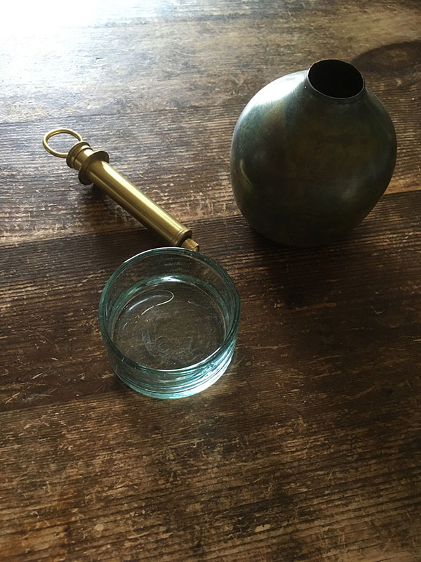 真鍮の花瓶と素朴で温かみのある小さなガラスの器