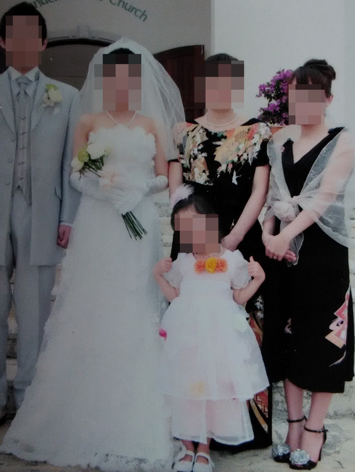 写真：留袖＆絵羽織からリフォームしたドレスで結婚式に参列(右の3人)