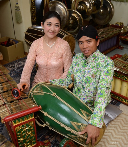 インドネシア伝統芸能集団「ハナジョス」のお二人が、演奏に加え見どころや楽しみ方を解説してくれるので、初めての方でも深く楽しめます。（写真©コミニケ）