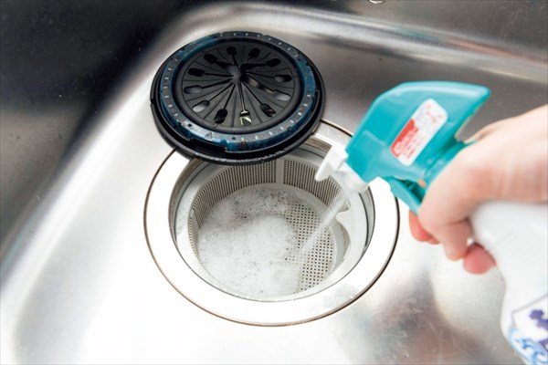 夏の掃除：台所のシンクは触れずに塩素系漂白剤をスプレー