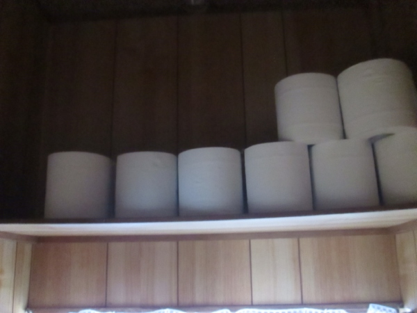 トイレットペイパ－置く棚は空間を利用して夫が手作りしたもの空間を利用して夫が手作りしたもの
