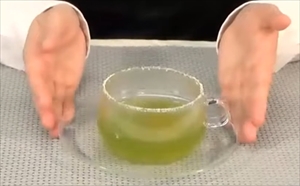 ゆずモクテルの作り方：緑茶にゆずを入れて混ぜる→完成。