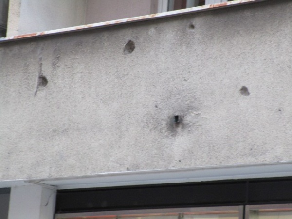 サラエボの街の建物には今でも爆撃の跡が残る
