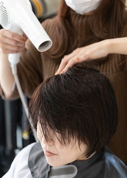イメチェンのポイント3：前髪のパックリ割れを防ぐドライヤーテク