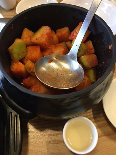 壺に入ったキムチはそのまま食べてもいいのですが、スープに入れて食べるのがツウだとか。
