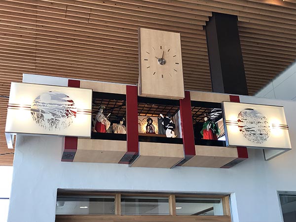 飯山駅の改札外にあるからくり時計