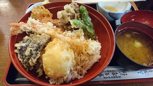 食堂「だるま」の金目天ぷら丼