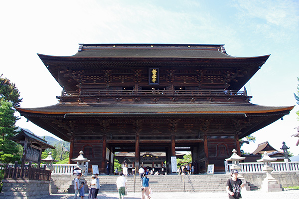 善光寺本堂は国宝に指定されている