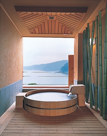 コロンと丸い形がかわいい樽風呂が特徴の「萌黄」ー赤沢日帰り温泉館