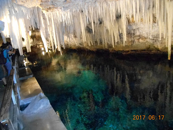 1905年に発見されたクリスタル洞窟　石灰岩のつららと水深16ｍの底まで見える透明度