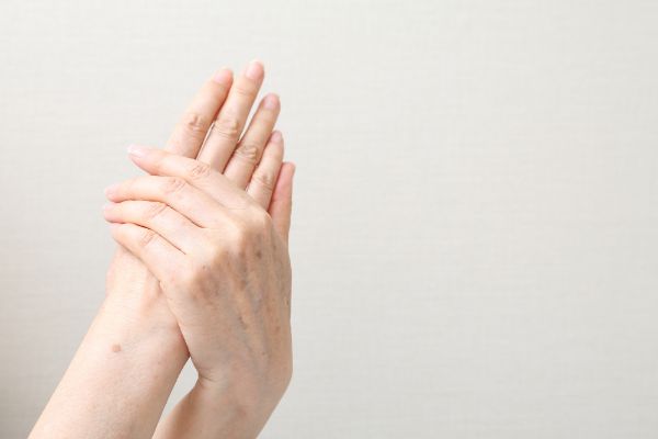 手のシワに効果的な6つのハンドケア方法