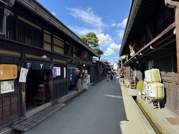 歴史的建造物が建ち並ぶ！飛騨高山の街並みを散策