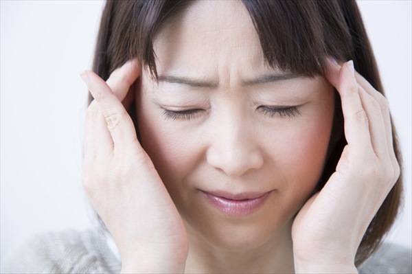 更年期の頭痛の原因は女性ホルモンの減少＆自律神経の乱れ