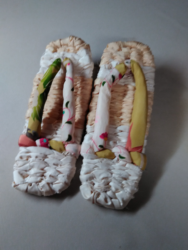 藁草履。ベージュ色の部分が黄ばんだ裏地です。