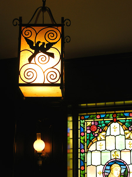ステンドグラスと、アサヒビール初代社長が新築祝いに贈ったとされる照明も。