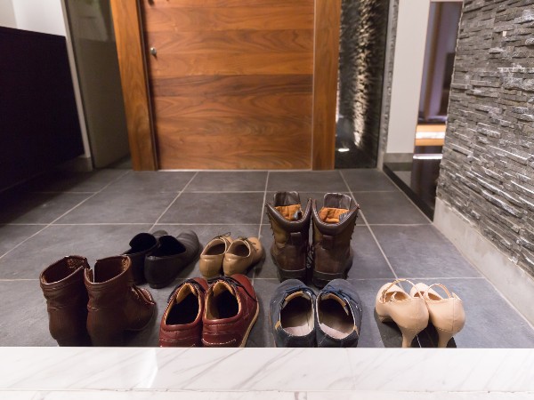 訪問先の玄関で靴を脱ぐときの正しい作法は？