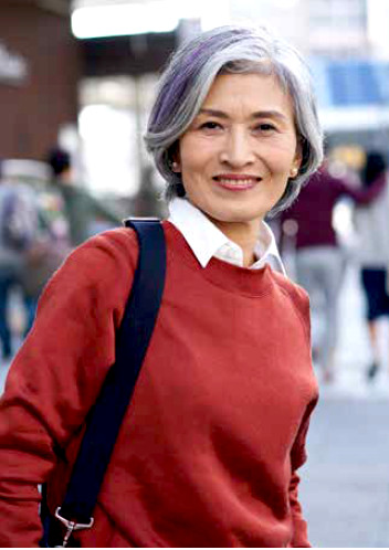 グレイヘアファッションの見本：箱根に小旅行（60代女性）