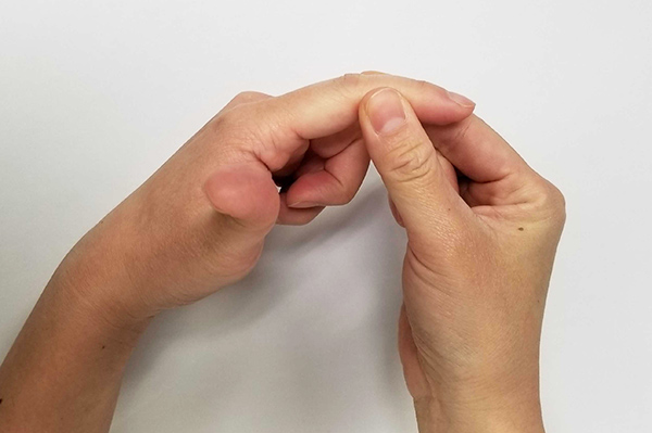 指の関節のマッサージ方法： 指の第二関節を「1」と同じようにクルクルと回すようにマッサージする