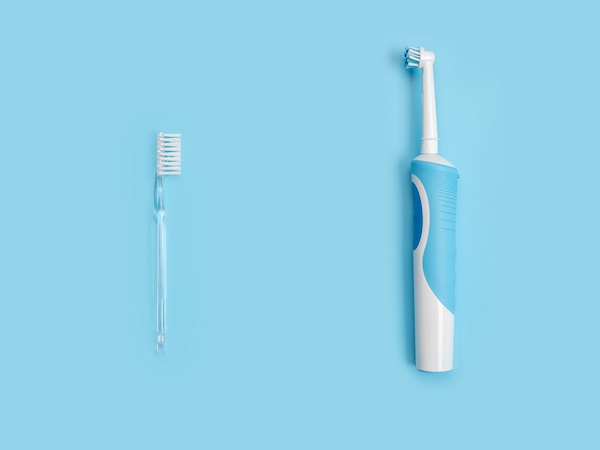 電動歯ブラシと手磨き、どっちが効果的？
