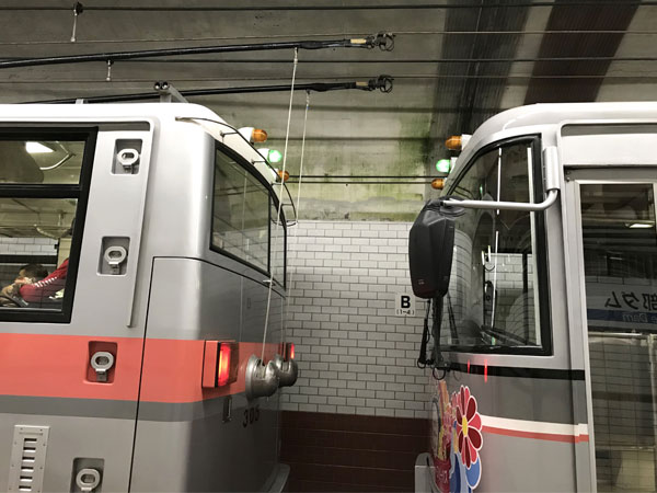 本のポールが架線につながり、電気を得ている