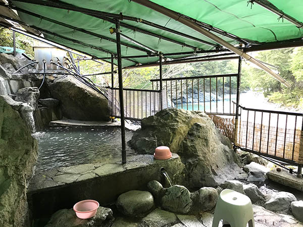 温泉は男湯と女湯に別れている。どちらも川を眺めながらの露天風呂