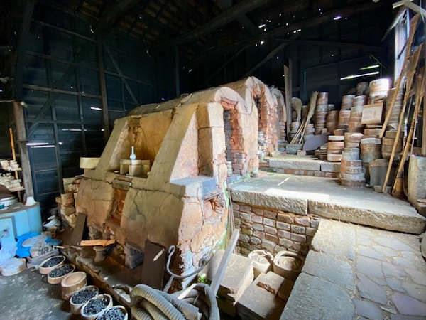 巨大な窯跡が歴史を物語る『九谷焼窯跡展示館』