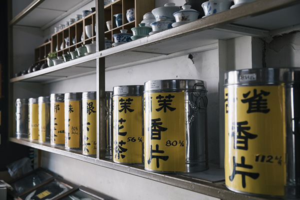 厳選した茶葉だけが並ぶ「英記茶荘」は、マカオで80年以上続く老舗の茶葉専門店