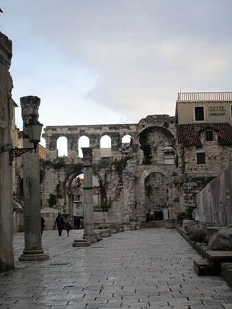 ローマ遺跡の内部と当時のままの石畳み