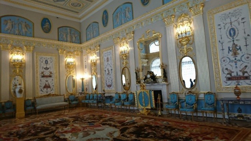 見事な装飾のエカテリーナ宮殿。