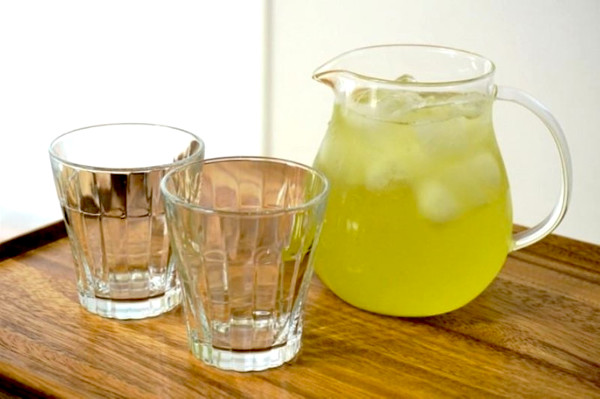 残暑厳しい季節におすすめの「レモン緑茶」とは？
