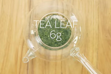 氷水出し緑茶の作り方：ステップ1（6gの茶葉を入れる）
