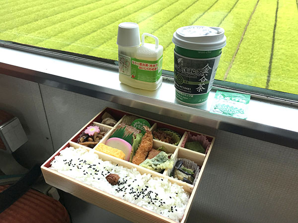 お茶畑を背景に、東海軒の特選幕の内弁当と、もみだし茶、大井川鐵道椀茶