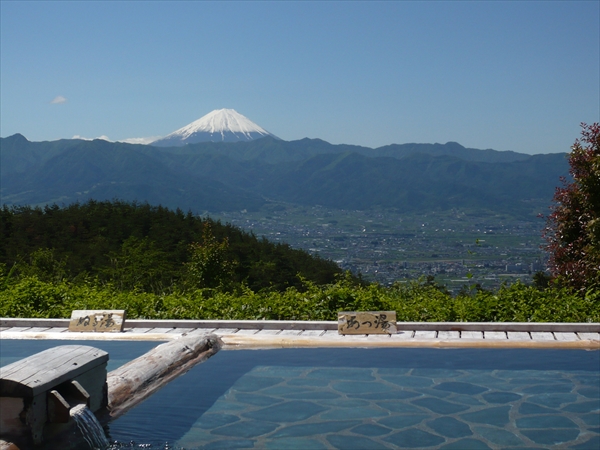 天気が良いと富士山がくっきり!眼下の建物がジオラマのよう