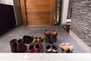 訪問先の玄関で靴を脱ぐときの正しい作法は？