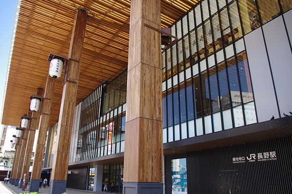 長野駅善光寺口側。2015年の北陸新幹線延伸に伴って建て替えられた