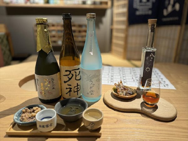 （左）日本酒3種（90ml）＋おつまみ1種、（右）八塩折の酒（30ml）＋おつまみ1種